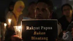 Aksi tersebut sebagai bentuk mengenang, mendoakan dan menuntut keadilan atas penembakan 4 orang warga Paniai Papua saat bentrokan 8 Desember 2014, Jakarta, Kamis (18/12/2014). (Liputan6.com/Faizal Fanani)