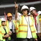 Menteri Keuangan Sri Mulyani bersama Menteri PUPR Basuki Hadimuljono meninjau Stadion Utama Gelora Bung Karno di Senayan, Jakarta, Kamis (23/11). Sri Mulyani dan Menteri Basuki mengunjungi sejumlah venue Asian Games 2018. (Liputan6.com/Angga Yuniar)