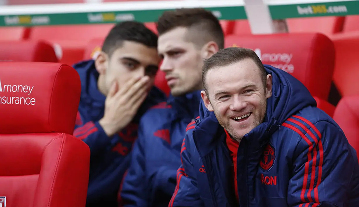 Wayne Rooney dicadangkan oleh pelatih Manchester United, Louis van Gaal. Striker Inggris itu baru masuk pada babak kedua. (Reuters/Carl Recine)