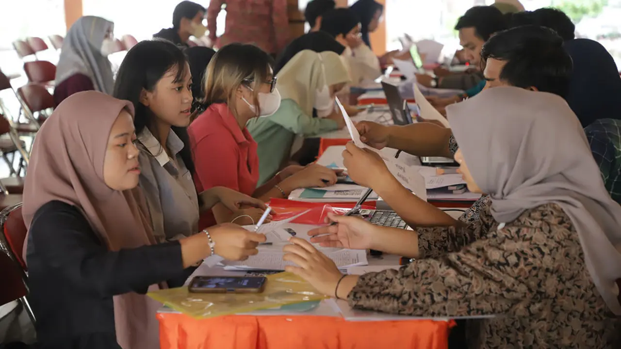 Sejumlah pendaftar mengajukan permohonan Beasiswa Tangguh di Surabaya. (Istimewa)
