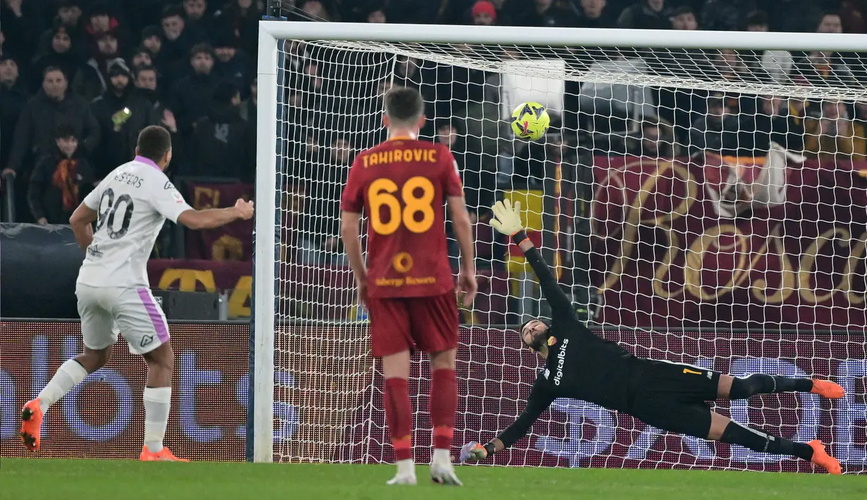 Pemain Cremonese Cyriel Dessers mencetak gol ke gawang AS Roma pada pertandingan sepak bola Coppa Italia di Olympic Stadium, Roma, Italia, 1 Februari 2023. AS Roma kalah 1-2 dari Cremonese dan harus tersingkir dari Coppa Italia. (Alfredo Falcone/LaPresse via AP)