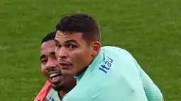 Bek Brasil Thiago Silva (kanan) dan penyerang Brasil Gabriel Jesus mengikuti sesi latihan di tempat latihan Continassa di Turin, Italia, Selasa (15/11/2022). Para pemain yang dipanggil Tite untuk membela Brasil di Piala Dunia 2022 digembleng Continassa hingga 20 November 2022. (Vincenzo PINTO / AFP)