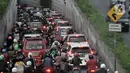 Kendaraan terjebak kemacetan saat melintasi Underpass Pasar Minggu, Jakarta, Kamis (12/3/2020). Selain imbas dari pembangunan Flyover Poltangan, banyaknya pengendara sepeda motor yang melawan arah menyebabkan kemacetan di kawasan tersebut semakin parah. (merdeka.com/Iqbal Nugroho)