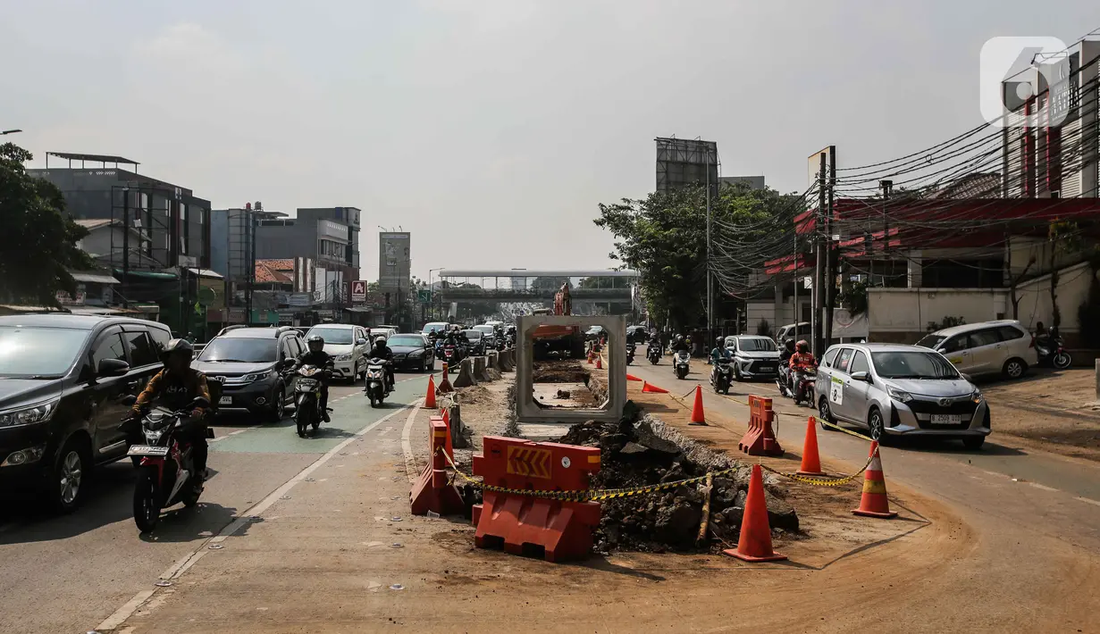 Suasana proyek pembangunan saluran air atau drainase oleh Pemkot Jakarta Selatan. (Liputan6.com/Faizal Fanani)