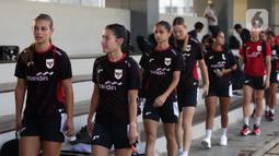 Timnas Putri Indonesia mengikuti sesi latihan perdana jelang Kualifikasi Piala Asia 2026. (Liputan6.com/Helmi Fithriansyah)