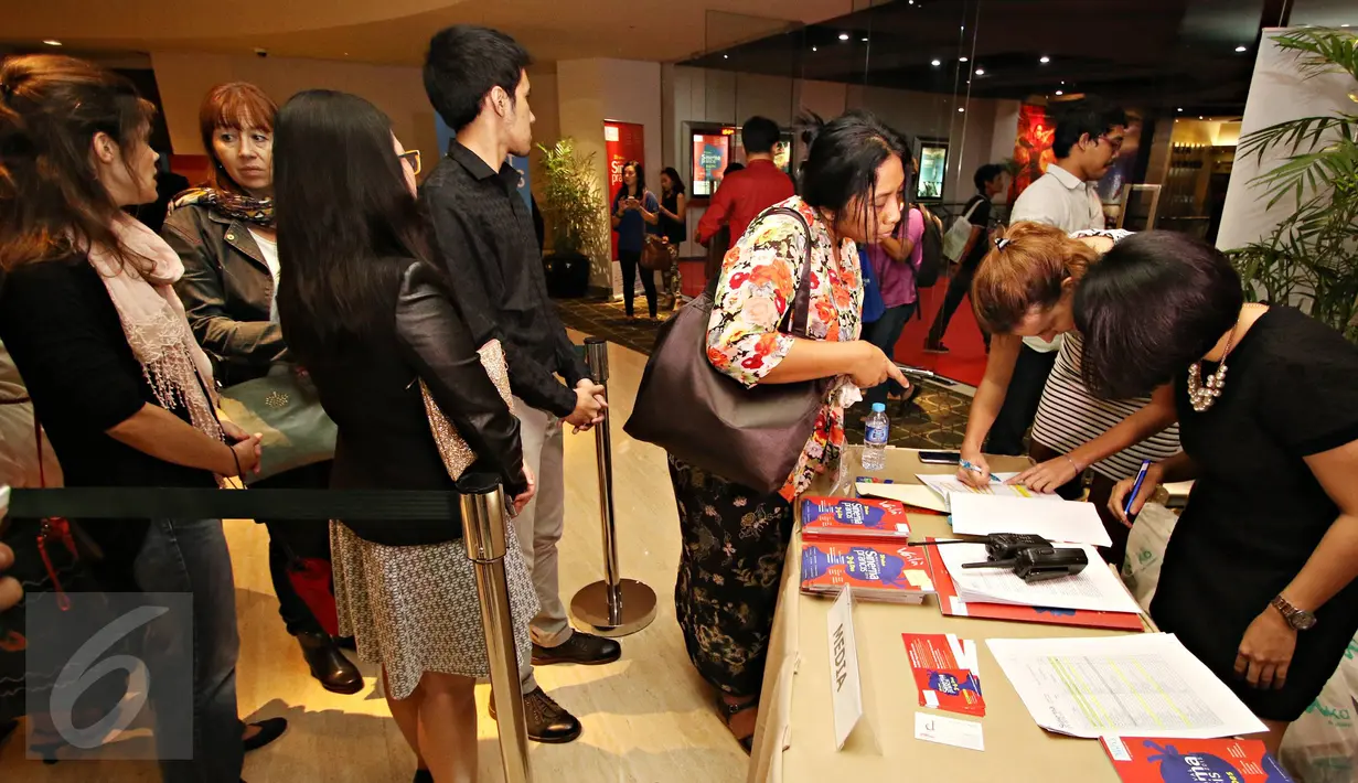 Penonton antre dalam acara pembukaan dan pemutaran film Festival Sinema Prancis 2015 di Plaza Indonesia, Jakarta, Kamis (3/12). Pada 3-6 Desember film Festival Sinema Perancis  digelar di sembilan kota di Indonesia. (Liputan6.com/Immanuel Antonius)