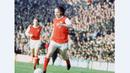 George Armstrong adalah legenda Arsenal yang sudah bermain dalam 500 pertandingan liga dan mempersembahkan banyak gelar. Amstrong terpilih sebagai Arsenal's Player of the Year tahun 1970. (www.squawka.com)
