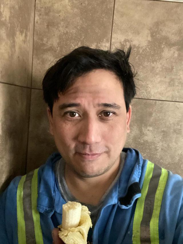 7 Potret Tengku Firmansyah yang Kini Jadi Tukang Besi di Kanada, Tampil Santai