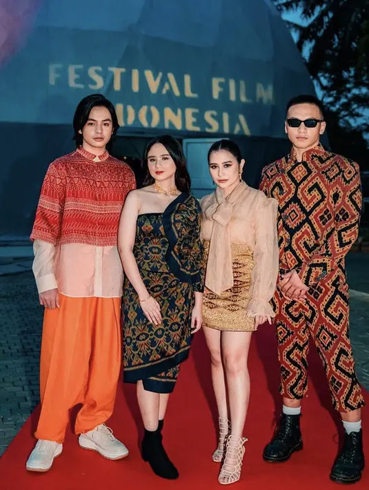 Keempat artis tanah air kompak menggunakan kain tradisonal, Tisaa Biani mengenakan dress tube dari kain Indonesia, sedangkan Prilly mengenakan skirt motif batik yang dipadukan dengan blouse berpita. Untuk Angga mengenakan atasan longsleeve dan pants orange, dan Jefri mengenakn set pakaian bermotif