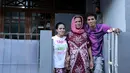 Alfin Tuasalamony bersama orang tua dan adiknya. (Bola.com/Peksi Cahyo)