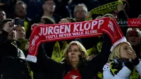 Fans Liverpool dan Borussia Dortmund membentangkan syal yang bertuliskan Jurgen Klopp You'll Never Walk Alone, pada pertandingan leg pertama Liga Europa, di Stadion Signal Iduna Park, Jumat (8/4/2016) dini hari WIB. (AFP/John Macdougall). 