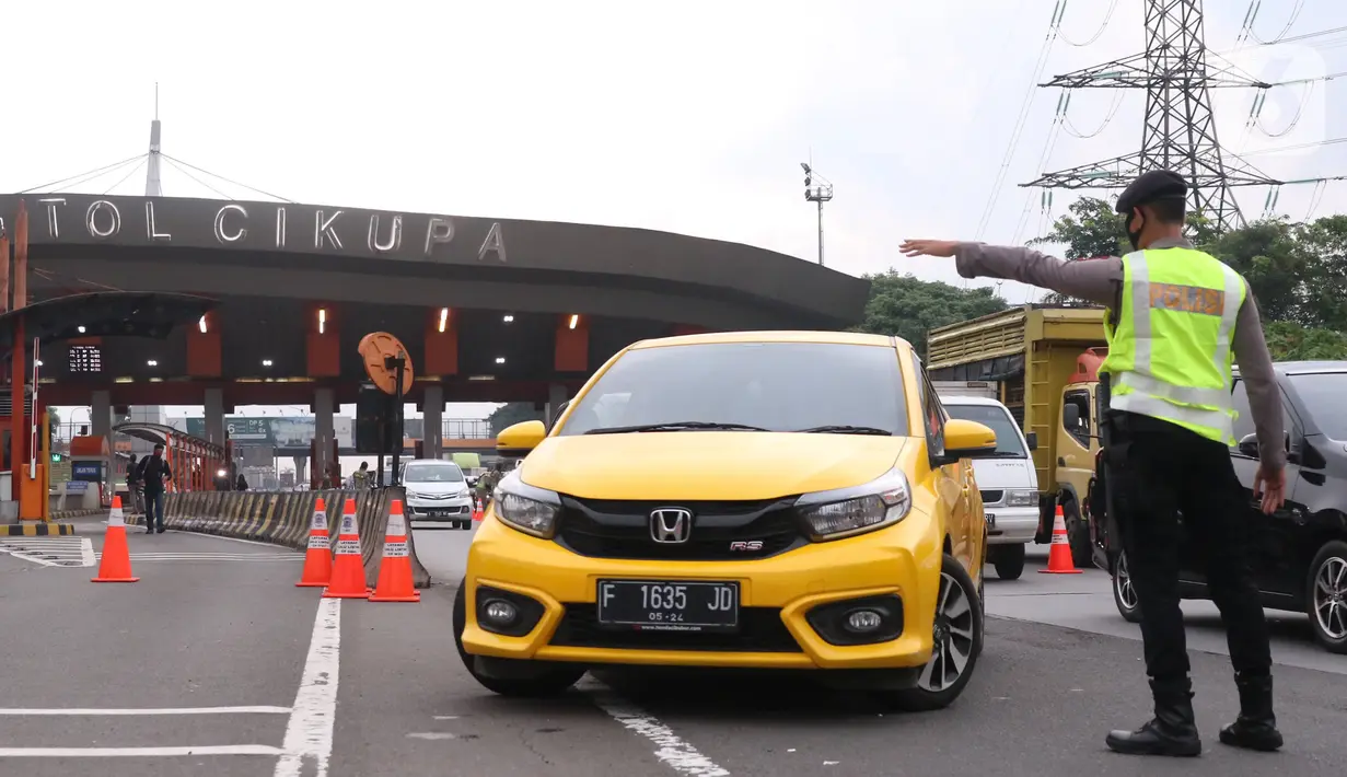 Petugas gabungan mengarahkan pengendara mobil untuk putar balik saat akan memasuki wilayah Jakarta di Gerbang Tol Cikupa, Tangerang, Rabu (27/5/2020). Kendaraan yang menuju Jakarta wajib menunjukkan Surat Izin Keluar atau Masuk (SIKM) untuk menekan penyebaran Covid-19. (Liputan6.com/Angga Yuniar)