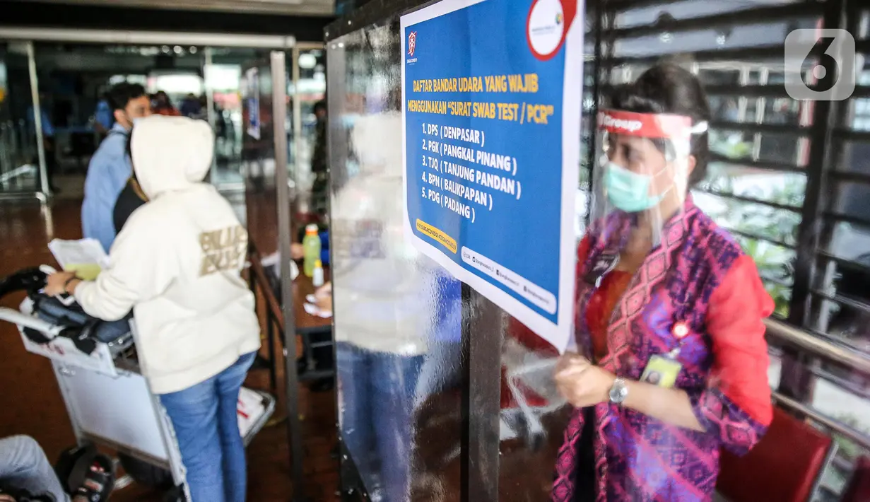 Petugas memeriksa dokumen kesehatan calon penumpang sebelum melakukan lapor diri (chek in) di Terminal 2 Bandara Soekarno Hatta, Tangerang, Banten, Rabu (10/6/2020). PT Angkasa Pura II selaku pengelola mulai menjalankan skenario protokol penerapan tatanan normal baru. (Liputan6.com/Faizal Fanani)