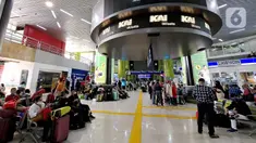 Suasana penumpang kereta api jarak jauh di Stasiun Gambir, Jakarta Pusat, Rabu (21/12/2022). Jelang Natal dan Tahun Baru PT KAI mengantisipasi cuaca ekstrem dan daerah rawan, Daop 1 Jakarta menyiapkan Alat Material Untuk Siaga (AMUS) yang ditempatkan di lokasi rawan apabila terjadi hambatan akibat cuaca ekstrem seperti banjir, amblesan dan tanah longsor. AMUS yang siapkan berupa batu balas, bantalan rel, pasir, karung, besi (untuk jembatan), alat penambat rel, dan alat berat lainnya. (Liputan6.com/Johan Tallo)