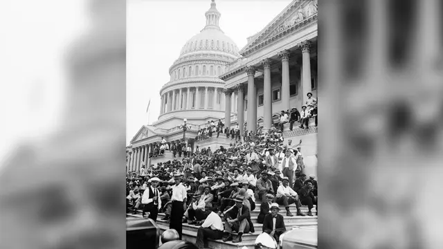 Veteran Perang Dunia Pertama di tangga depan Gedung Capitol Hill, AS.
