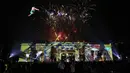 Penampilan seniman dalam pertunjukan visual mapping dan kembang api Isidro's Dream di Bolivar Square, Bogota, Kolombia, Sabtu (14/12/2019). Isidro's Dream digelar sebagai bagian dari perayaan Natal. (AP Photo/Fernando Vergara)