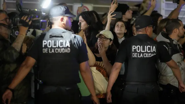 Polisi mengamankan keadaan di hotel tempat Liam Payne jatuh dan tewas.. (AP Photo/Natacha Pisarenko)