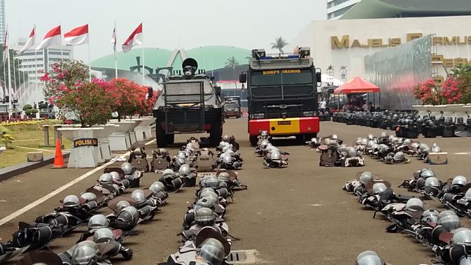 Perlengkapan pasukan Sabhara Polri disiagakan di depan Gedung DPR/MPR. (Ady Anugrahadi/Liputan6.com)