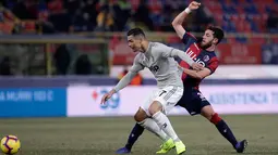 Pemain Juventus Cristiano Ronaldo (kiri) berebut bola dengan pemain Bologna Arturo Calabresi dalam Coppa Italia di Stadion Renato Dall'Ara, Bologna, Italia, Sabtu (12/1). Juventus melaju ke perempat final Coppa Italia. (AP Photo/Luca Bruno)