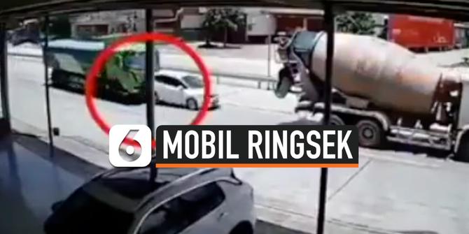 VIDEO: Detik-Detik Mengerikan Mobil Ringsek Terjepit Dua Truk