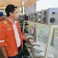 General Manager PT PLN Nusantara Power UBJOM Kaltim Teluk saat melihat material bangunan dari bahan baku faba yang diproduksi oleh Kampoeng Faba Geraha Indah Balikpapan. (Apriyanto/Liputan6.com)