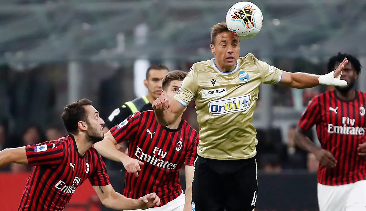 Pemain SPAL Thiago Cionek (kanan) menyundul bola saat menghadpi AC Milan pada pertandingan Liga Italia di Stadion San Siro, Milan, Italia, Kamis (31/10/2019). AC Milan menang 1-0 atas SPAL. (AP Photo/Antonio Calanni)