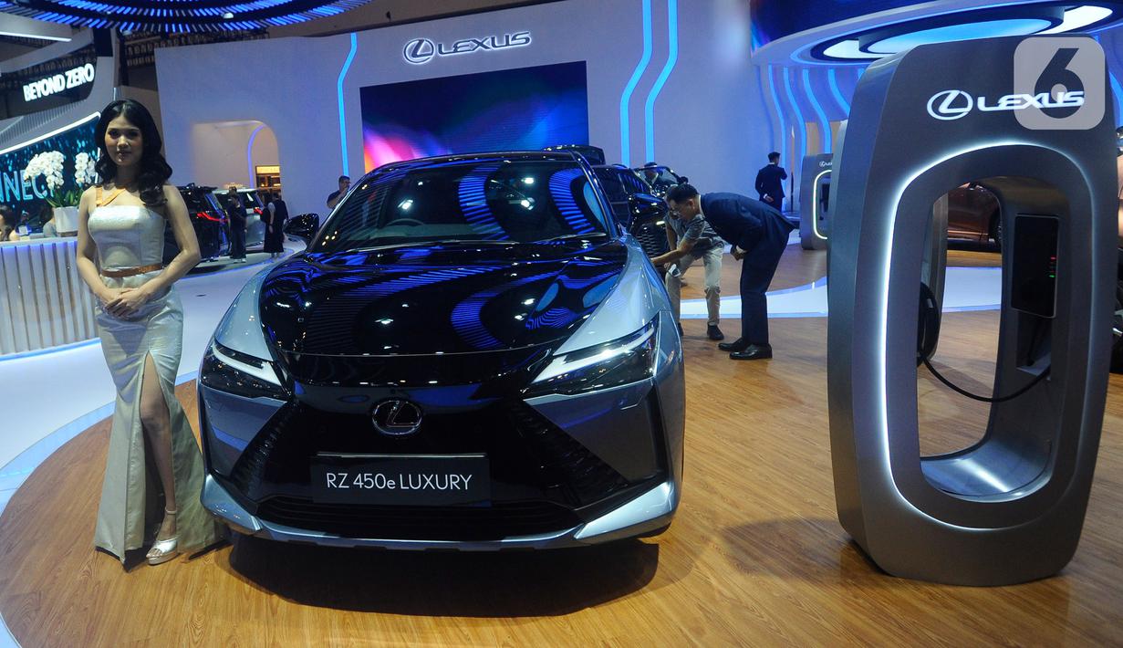 Model berdiri di samping mobil mewah Lexus RZ 450e Luxury dengan harga mulai Rp 1,6 miliar pada pameran otomotif GAIKINDO Indonesia International Auto Show (GIIAS) 2024 di Indonesia Convention Exhibition (ICE) BSD Tangerang, Banten, Jumat (19/7/2024). (merdeka.com/Arie Basuki)