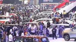 Pengunjung melihat mobil-mobil yang dipamerkan pada Gaikindo Indonesia International Auto Show (GIIAS) 2019 di ICE BSD, Tangerang, Sabtu (20/7/2019). Akhir pekan dimanfaatkan warga untuk mengunjungi pameran otomotif GIIAS terlihat dari padatnya pengunjung di setiap stan. (Liputan6.com/Angga Yuniar)