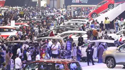 Pengunjung melihat mobil-mobil yang dipamerkan pada Gaikindo Indonesia International Auto Show (GIIAS) 2019 di ICE BSD, Tangerang, Sabtu (20/7/2019). Akhir pekan dimanfaatkan warga untuk mengunjungi pameran otomotif GIIAS terlihat dari padatnya pengunjung di setiap stan. (Liputan6.com/Angga Yuniar)