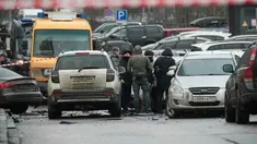 Para penyidik bekerja di lokasi kejadian di mana Letnan Jenderal Fanil Sarvarov, kepala Direktorat Pelatihan Operasional Staf Umum Angkatan Bersenjata Rusia, tewas akibat alat peledak yang ditempatkan di bawah mobilnya di Moskow, Senin 22 Desember 2025. Sebuah ledakan mengguncang wilayah Moskow bagian selatan di Rusia pada Senin (22/12/2025). (AP Photo)