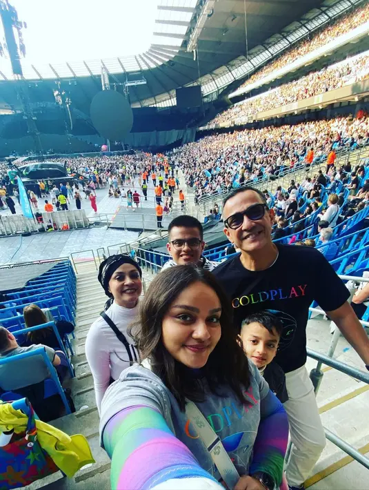 Ferdy Hasan memboyong istri dan anak-anaknya ke Inggris untuk menyaksikan konser Coldplay. Band asal Inggris itu kini tengah menggelar tur dunia yang bertajuk Coldplay Music Of The Spheres World Tour.  [Instagram/ferdyhasan]