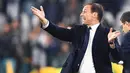 Pelatih Juventus, Massimiliano Allegri saat mengatur strategi dari pinggir lapangan pada lanjutan Serie A Italia di Stadion Juventus, Turin, Minggu (16/10/2016) dini hari WIB. (EPA/Alessandro Di Marco)
