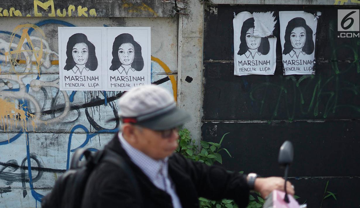 Poster bergambar aktivis Marsinah tertempel pada pagar di kawasan Beji, Depok, Jawa Barat, Selasa (18/6/2019). Poster tersebut mengingatkan masyarakat masih ada pekerjaan rumah pemerintah berupa pelanggaran HAM berat yang belum tuntas hingga kini. (Liputan6.com/Immanuel Antonius)