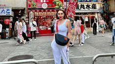 Dalam akun Instagram, Femmy Permatasari cukup sering mengunggah momen saat liburan di luar negeri. Kali ini, dirinya tengah berlibur di Jepang bersama sang putri serta sahabat. (Liputan6.com/IG/@femmypermatasari)