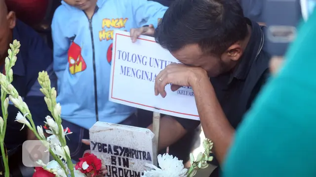 [Bintang] Ruben Onsu ziarah Makam Olga