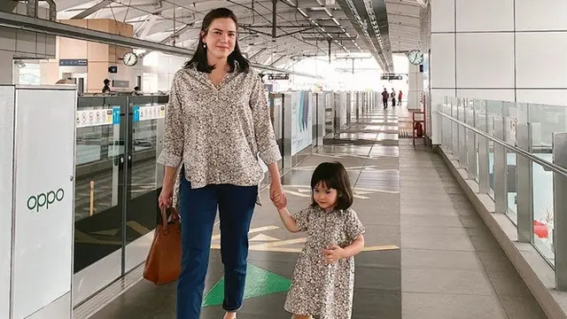 7 Potret Alice Norin dan Sang Putri Pakai Baju Couple, Kompak Banget