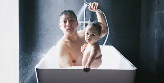 Ini momen di mana Ringgo Agus Rahman berjanji jika Bjorka merupakan satu-satunya laki-laki yang pernah mandi dengannya. (Foto: instagram.com/ringgoagus)