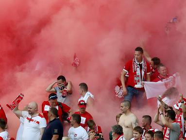Aksi suporter Polandia setelah timnya menang atas Ukraina pada laga terakhir Grup C Piala Eropa 2016 di Stade Velodrome, Marseille, Selasa (21/6/2016). (AFP/Valery Hache)
