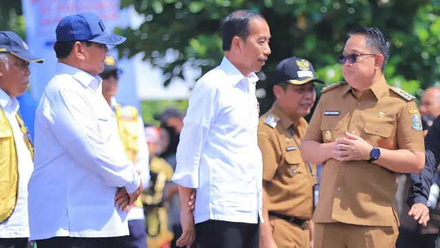 Pj Gubernur Jatim Adhy Karyono (kanan) saat mendampingi Jokowi pada peresmian Inpres  Jalan Daerah Provinsi Jatim Bagian Selatan di Jalan I, Raya Dungus, Krajan II, Mojopurno, Kecamatan Madiun, Kabupaten Madiun. (Istimewa)