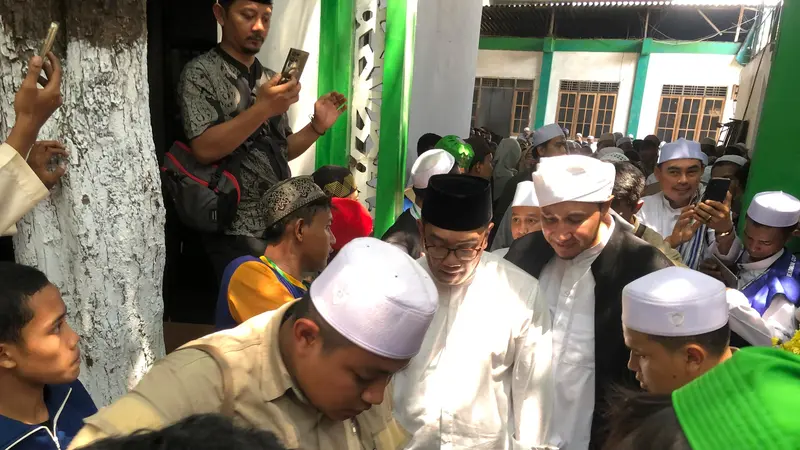 Ridwan Kamil menghadiri acara Walimatul Qubro Al Imam Al Arifbillah Al Quthub Al Habib Hasan Bin Muhammad Al Haddad atau Mbah Priok, Minggu (1/0/2024).