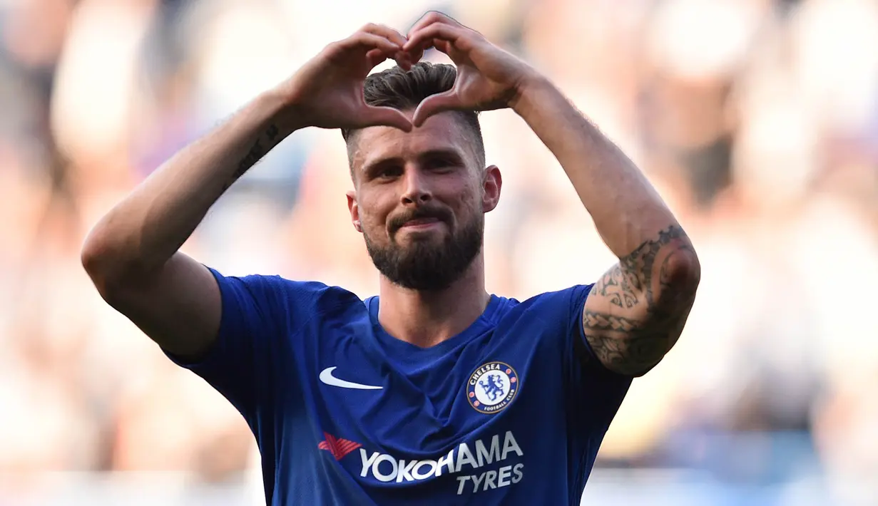 Striker Chelsea, Olivier Giroud, merayakan gol yang dicetaknya ke gawang Liverpool pada laga Premier League di Stadion Stamford Bridge, London, Minggu (6/5/2018). Chelsea menang 1-0 atas Liverpool. (AFP/Glyn Kirk)