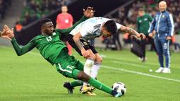 Gelandang Nigeria, Onyinye Ndidi, berebut bola dengan gelandang Argentina, Enzo Perez, pada laga persahabatan di Stadion FK Krasnodar, Rabu (15/11/2017). Argentina kalah 2-4 dari Nigeria. (AFP/Mladen Antonov)