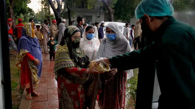 Pembagian makanan pada hari pertama Ramadan di Pakistan (AFP PHOTO)