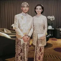 Selvi tampil mengenakan kebaya brokat panjang warna coklat serasi dengan Gibran. Selvi memadukannya dengan kain batik coklat. [@selvie_ananda_]