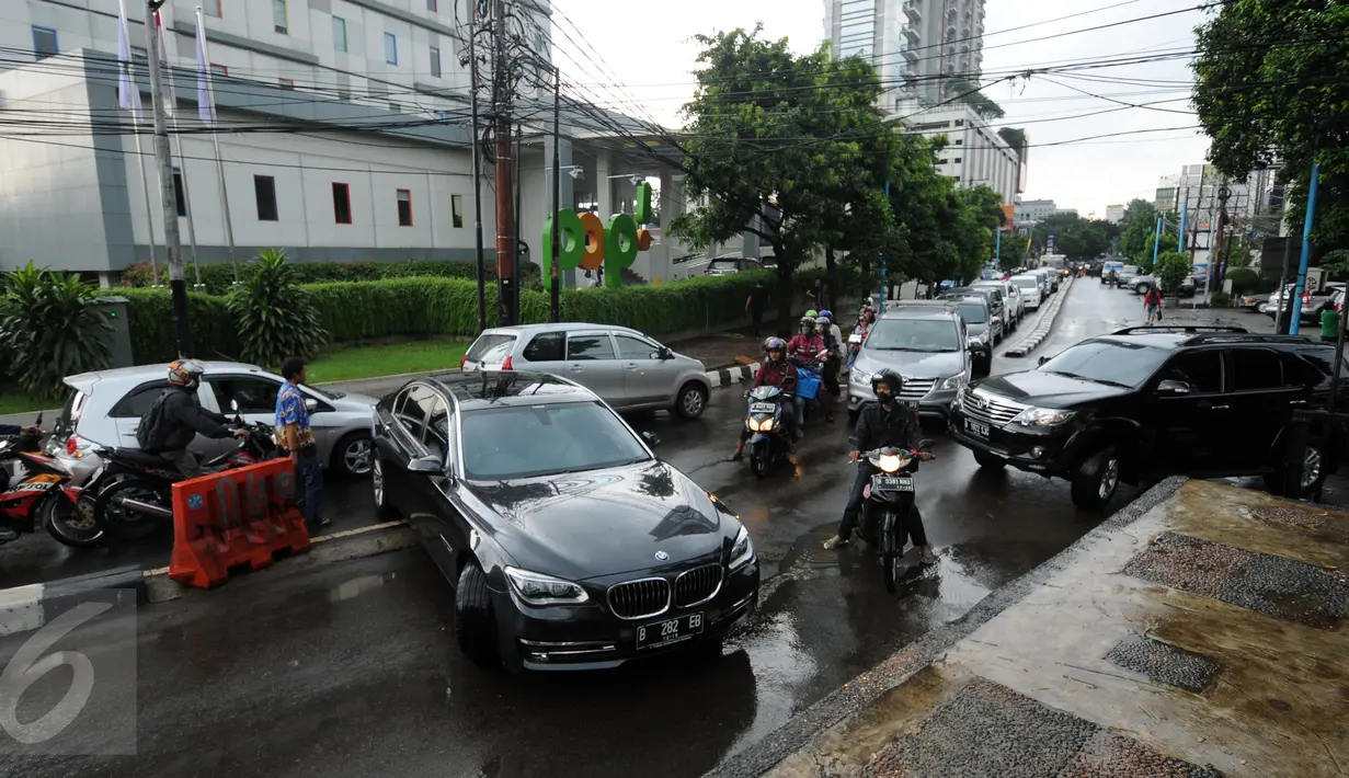 Kendaraan berputar arah akibat penutupan satu ruas Jalan Kemang Raya, Minggu (28/8). Penutupan terkait proses pengeringan lokasi parkir bawah tanah pertokoan akibat banjir yang terjadi sejak Sabtu malam (27/8). (Liputan6.com/Helmi Fithriansyah)