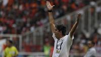 Pelatih Persija, Stefano Teco, protes ke wasit saat melawan Persela pada laga Liga 1 di SUGBK, Jakarta, Selasa (20/11). Persija menang 3-0 atas Persela. (Bola.com/Yoppy Renato)
