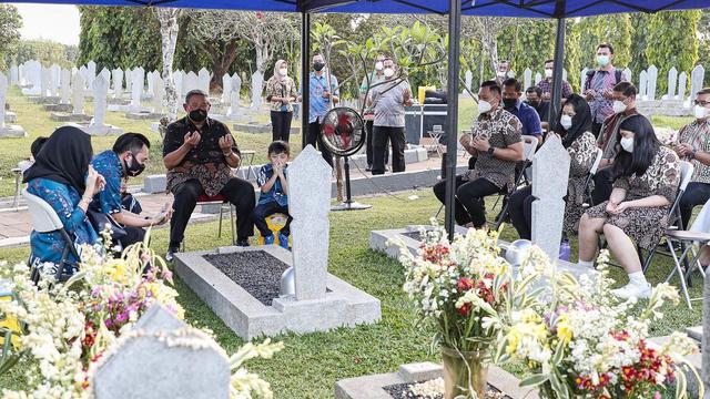 7 Momen SBY dan Keluarga Ziarah ke Makam Ani Yudhoyono di Hari Ultah ke-72