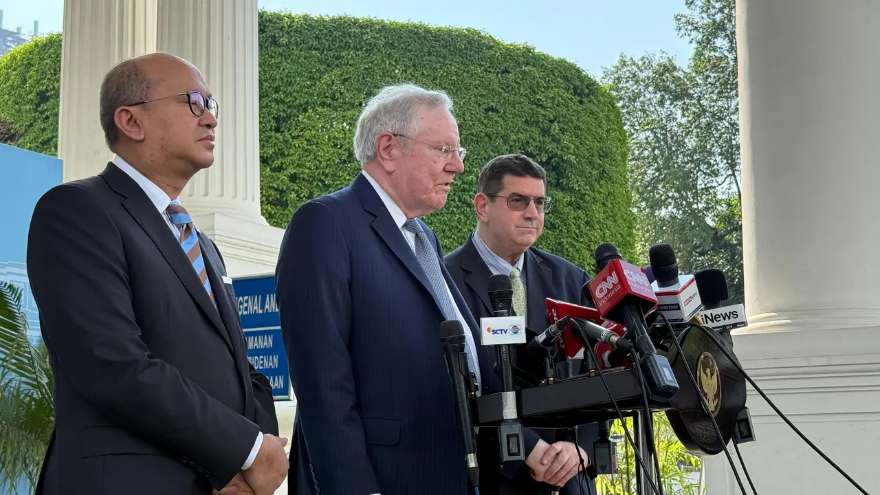 Chairman & Editor-in-Chief Forbes Media, Steve Forbes, usai bertemu Presiden Prabowo Subianto di Istana Merdeka Jakarta, Rabu (23/7/2025). (Liputan6.com/Lizsa Egeham)