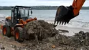 DLHK Badung terus berupaya untuk mengangkut seluruh sampah di seluruh pantai di daerah Kabupaten Badung, Bali. (SONNY TUMBELAKA/AFP)