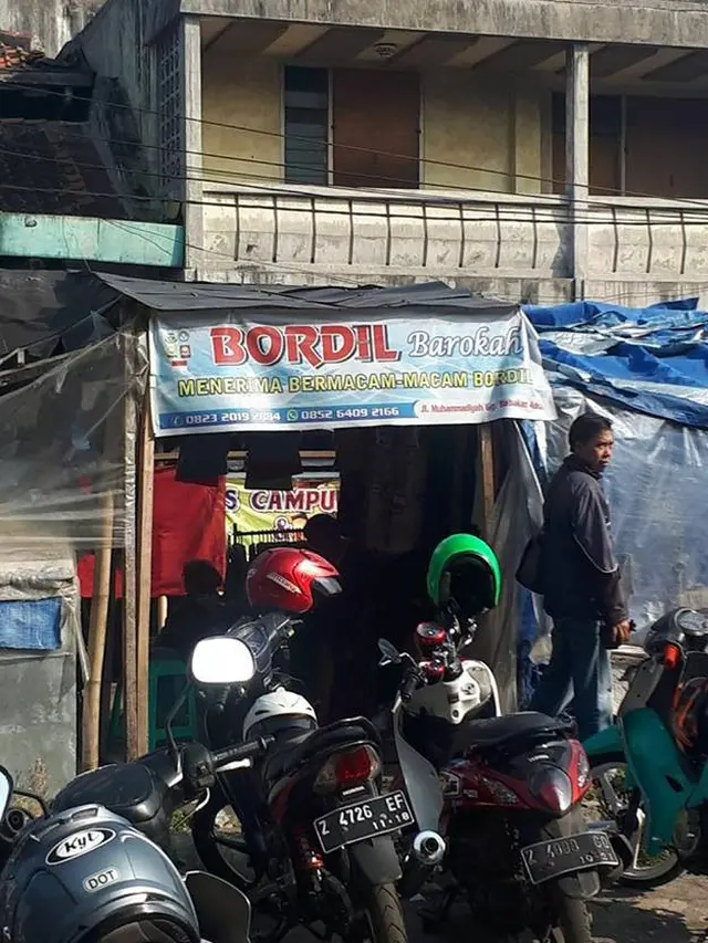 10 Spanduk Jualan Super Kocak ini Bikin Fokus Buyar